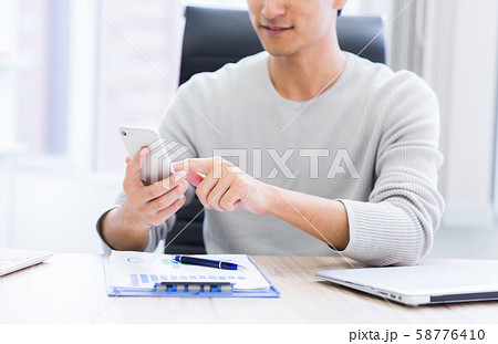働く若い男性 働く若い男性 58776410