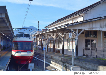 レトロな駅舎の湯田中駅に停車する特急ゆけむり号 58776588