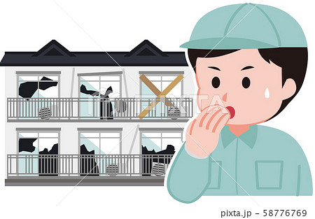 古いアパートと作業着の作業員 58776769