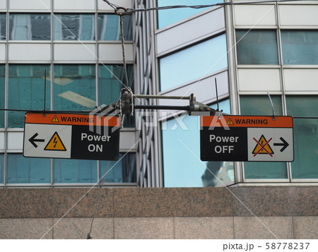 路面電車(street car)の架線のエアセクション - トロントにて_2 58778237