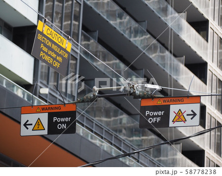 路面電車(street car)の架線のエアセクション - トロントにて_1 58778238