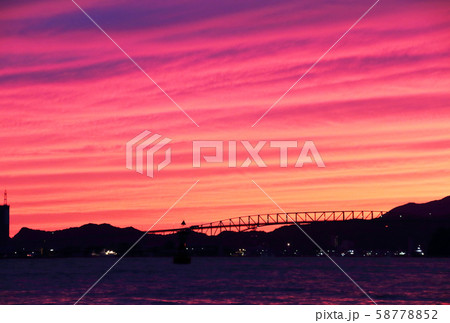 鳥取県 境水道の夕景 秋 茜色に染まる空 鳥取県 境水道の夕景 秋 茜色に染まる空 58778852
