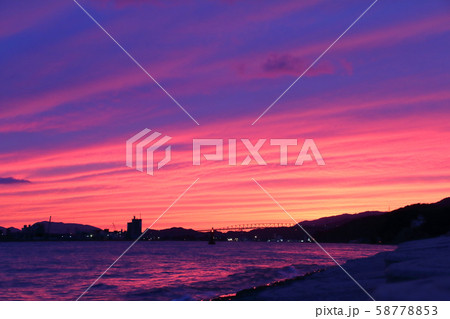 鳥取県 境水道の夕景 秋 茜色に染まる空 鳥取県 境水道の夕景 秋 茜色に染まる空 58778853