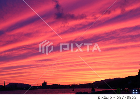 鳥取県 境水道の夕景 秋 茜色に染まる空 58778855