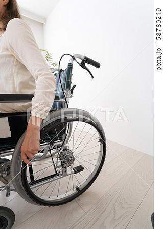 車椅子でデスクワークをする外国人の女性 58780249