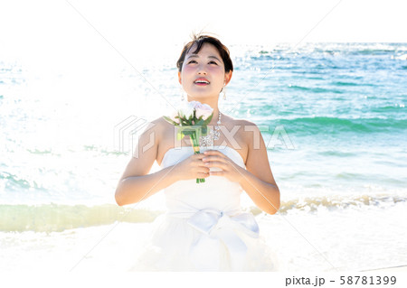 海辺のウェディングミニドレス姿の花嫁 海辺のウェディングミニドレス姿の花嫁 58781399
