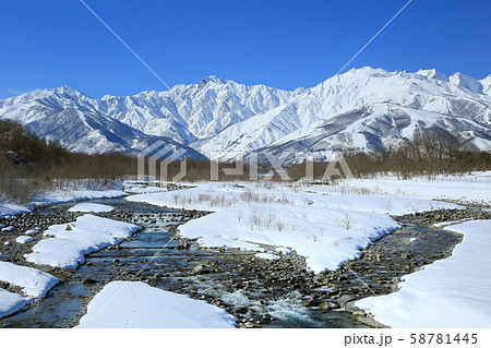 松川と北アルプスの雪景色 58781445