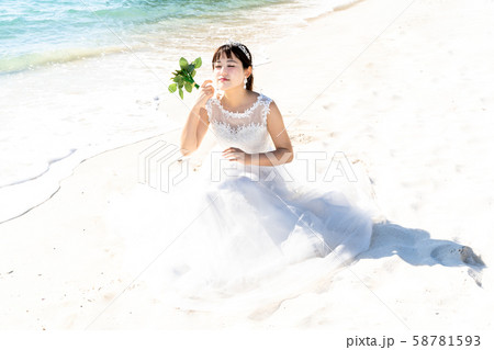 海辺のウェディングドレス姿の花嫁 海辺のウェディングドレス姿の花嫁 58781593