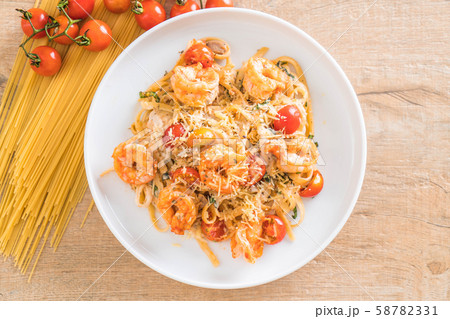 spaghetti with shrimps, tomatoes, basil and cheese spaghetti with shrimps, tomatoes, basil and cheese 58782331