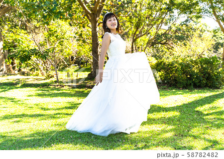 ガーデンウェディングの花嫁 58782482