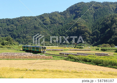 水郡線「9月末の田園風景と列車」 水郡線「9月末の田園風景と列車」 58786107