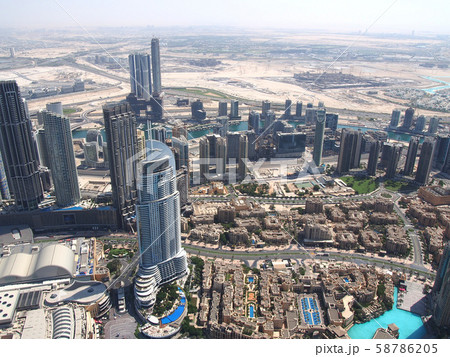 高層ビルと砂漠の景色 58786205