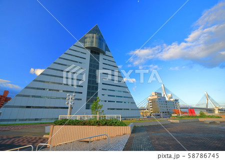 【青森県】晴天下の青森県観光物産館 アスパムと青森ベイブリッジ 58786745