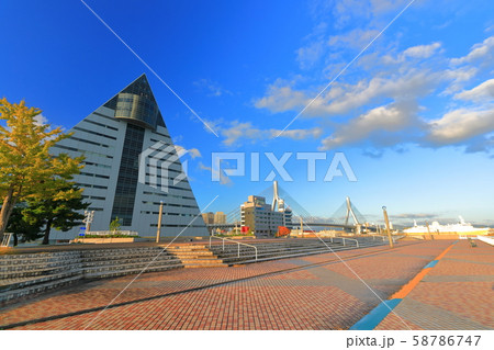 【青森県】晴天下の青森県観光物産館 アスパムと青森ベイブリッジ 58786747