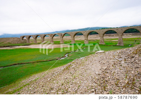 草原とタウシュベツ川橋梁　渇水の糠平湖 58787690