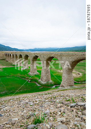 草原とタウシュベツ川橋梁 渇水の糠平湖 草原とタウシュベツ川橋梁 渇水の糠平湖 58787695