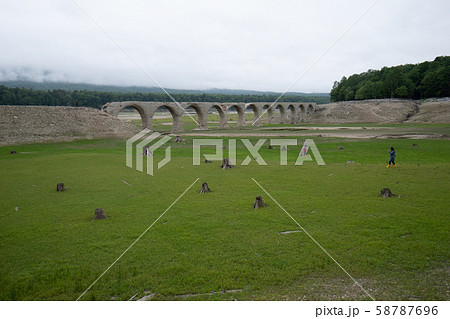 草原とタウシュベツ川橋梁　渇水の糠平湖 58787696