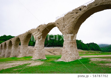 草原とタウシュベツ川橋梁　渇水の糠平湖 58787702