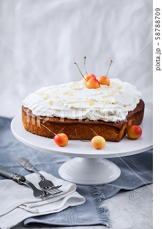 Delicious heart shaped vanilla and cream cake  58788709