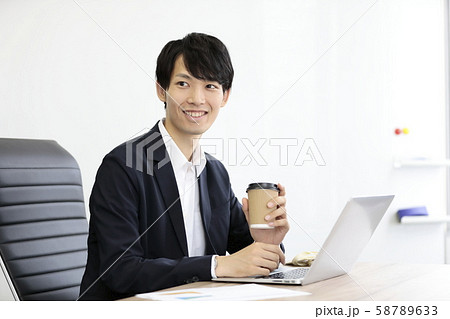 オフィス ビジネスシーン 男性 日本人 オフィス ビジネスシーン 男性 日本人 58789633