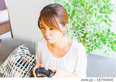 主婦が気分転換にゲームを楽しむシーン 人物 モデル 女性 ゲーム コントローラー リビング 暮らし 主婦が気分転換にゲームを楽しむシーン 人物 モデル 女性 ゲーム コントローラー リビング 暮らし 58790606