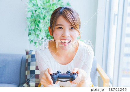 若奥様 若奥様がゲームで気分転換 人物 日本人 ライフスタイル 暮らし 主婦 マイペース マイホーム 自由の写真素材 [58791246] - PIXTA