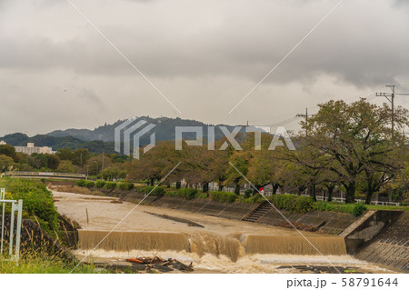 増水した南浅川と高尾山 58791644