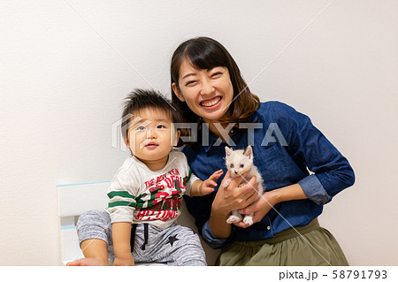 ママと10ヵ月の赤ちゃんと仔猫 58791793