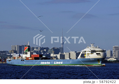 東京湾を航行するコンテナ船 58792422