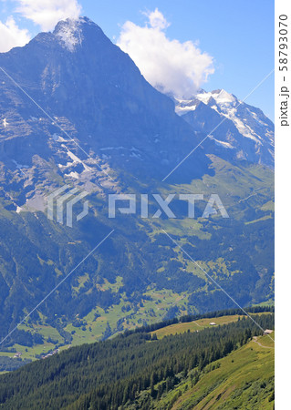 スイス、フィルスト展望台付近からの山景色 スイス、フィルスト展望台付近からの山景色 58793070