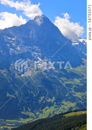 スイス、フィルスト展望台付近からの山景色 58793071