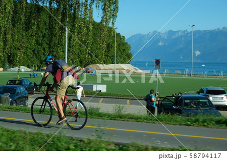 自転車に乗る人 58794117