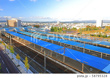 JR青森駅と青森市街地 58795328