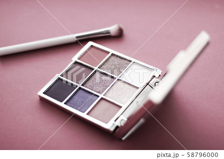 Eyeshadow palette and make-up brush on rouge 58796000