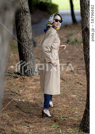 旅行中に仲間とはぐれ遭難し不安な表情をする女性 58796682