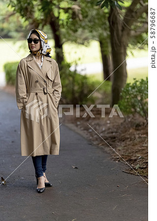 お洒落番長マスト旅に活躍するスカーフを頭巾にする女性 お洒落番長マスト旅に活躍するスカーフを頭巾にする女性 58796687