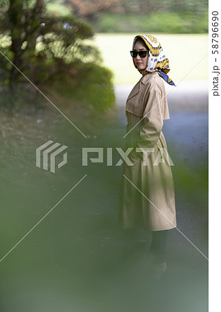 興信所の女性調査員 58796690