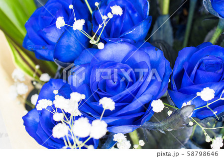 青いバラの花束の写真素材