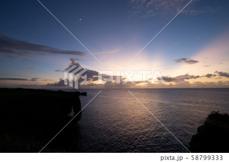 沖縄　万座毛　夕景 58799333