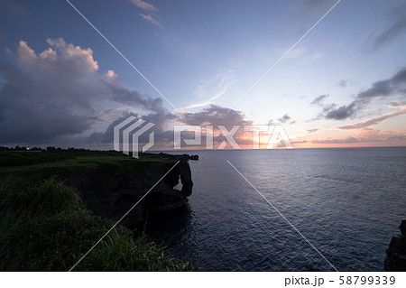 沖縄　万座毛　夕景 58799339
