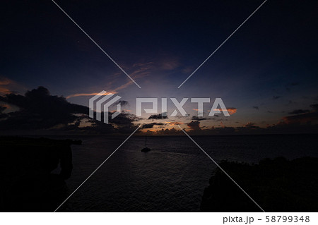 沖縄　万座毛　夕景 58799348