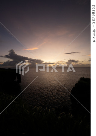 沖縄　万座毛　夕景 58799353
