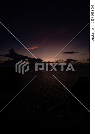 沖縄　万座毛　夕景 58799354