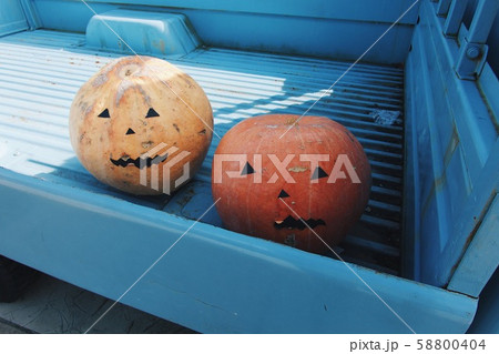 トラックに乗るハロウィンのカボチャ 58800404