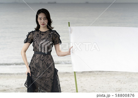 How dare youよくもそんなことが目力の強い戦闘態勢の女性白紙コピースペース 58800876