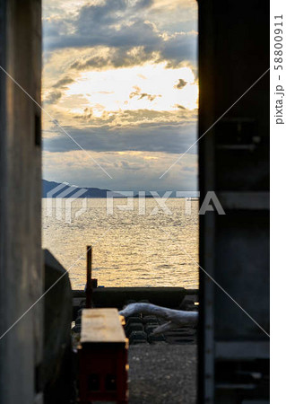 防波堤の扉から見る海 防波堤の扉から見る海 58800911
