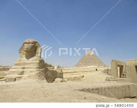 スフィンクスとカフラー王のピラミッド スフィンクスとカフラー王のピラミッド 58801450