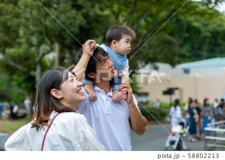 散歩をする家族 58802213