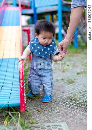 公園で遊ぶ乳幼児 58802242