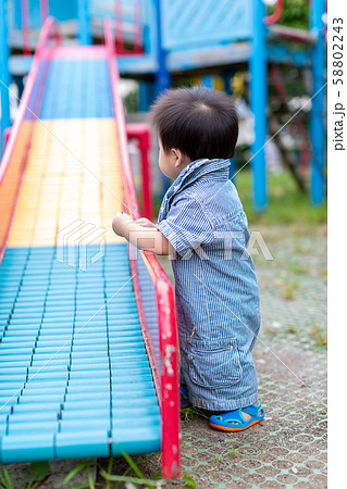 公園で遊ぶ乳幼児 58802243